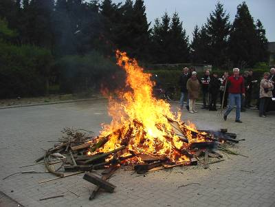 Das Feuer wird von Michael bewacht....